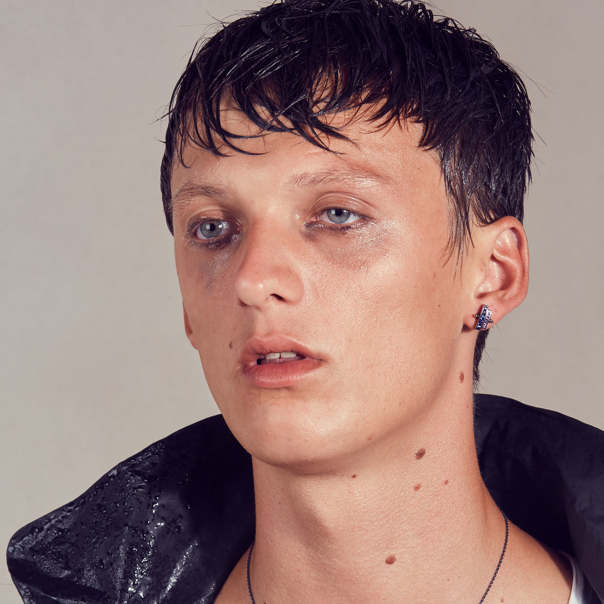 Short Restraint Drop Earrings