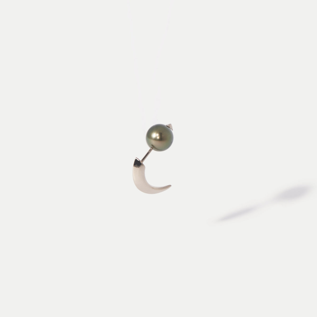 Stabbed White Gold Pearl Earring